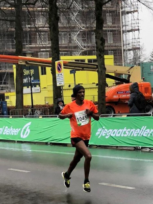 Abrha Gesesew naar een vierde plaats in Apeldoorn