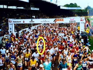 Ans Timmerman (in de cirkel) nét na het startschot van de Enschede Marathon 1995