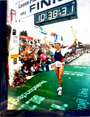 Marinus Woertink tijdens de finish van de (hele) triathlon in Almere in 1993