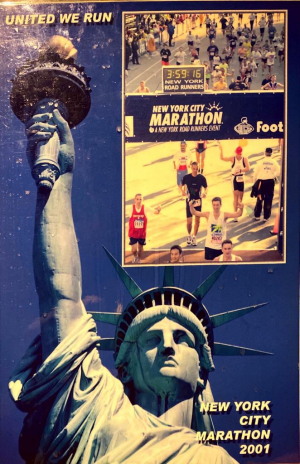 Erik Kwant (midden in zwart) in marathon New York